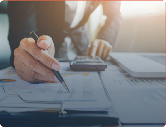 Profissional analisando relatórios financeiros e despesas corporativas